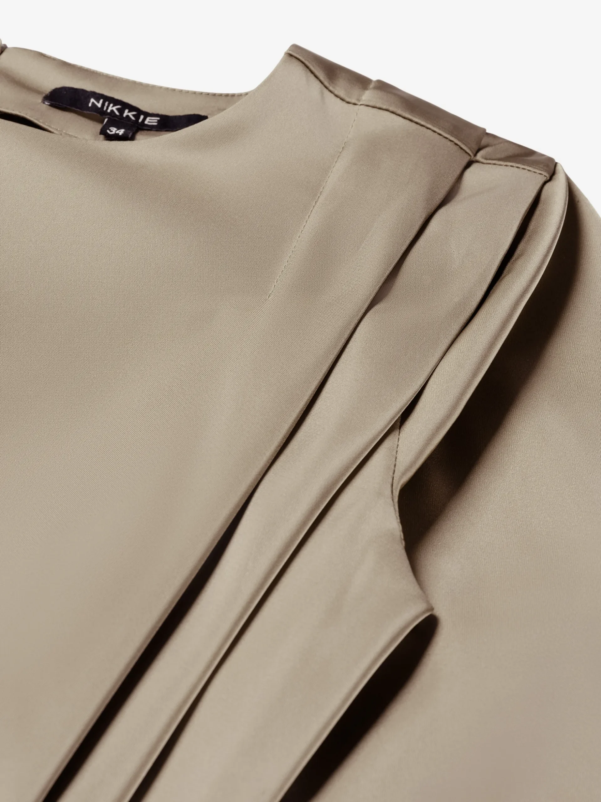 Satijnlook wikkeljurk met schouderdetails